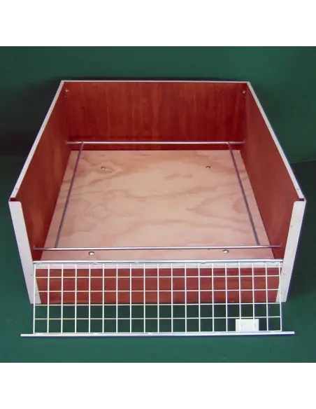 Eingang für die Hündin in der Wurfkiste aus Holz