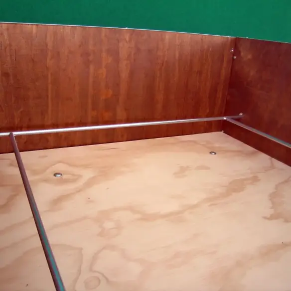 Quetschschutzrand in der Wurfkiste aus Holz für Hunde