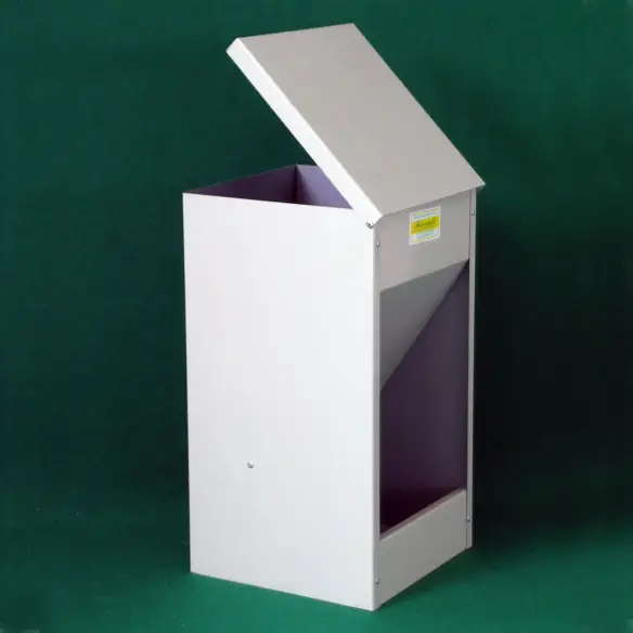 Öffnung des Futterautomaten für Hunde mit Trichter