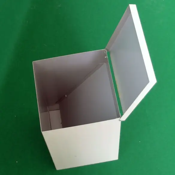 Öffnung des Futterautomaten für Hunde mit Trichter