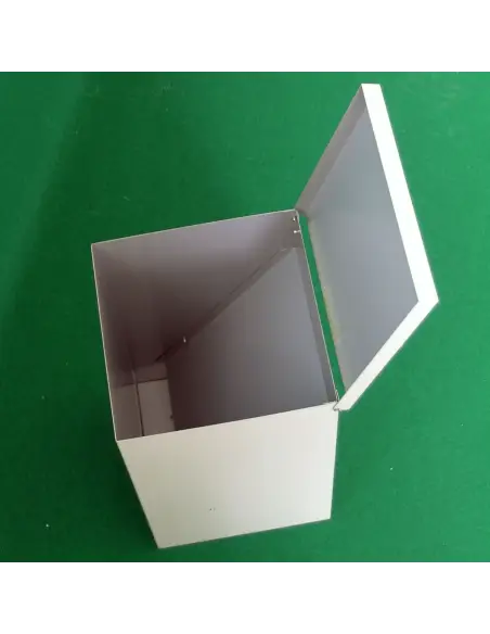 Öffnung des Futterautomaten für Hunde mit Trichter