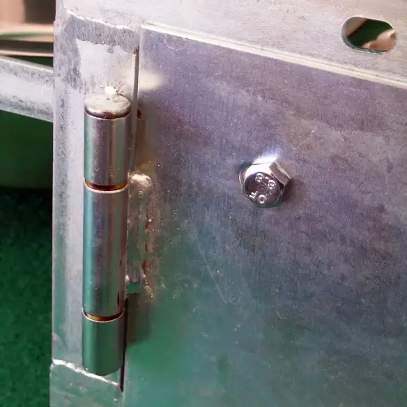 Scharnierstift am drehbaren Hundenapf