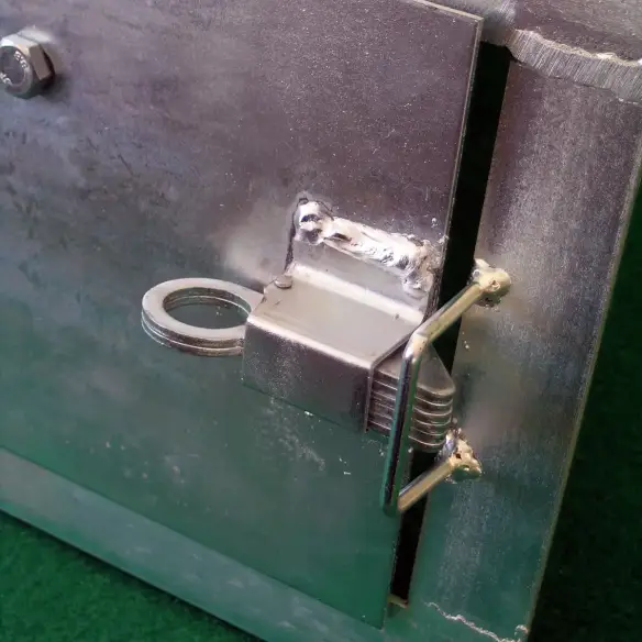 Verriegelung mit Riegel am drehbaren Hundenapf