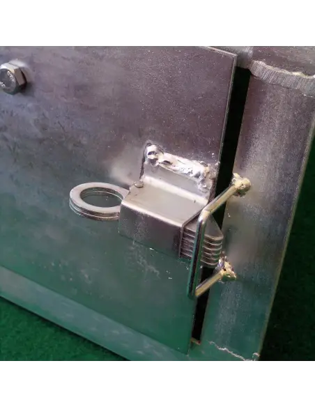 Verriegelung mit Riegel am drehbaren Hundenapf