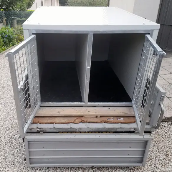 Hundetransportbox für Pick-Up oder Anhänger, geöffnet