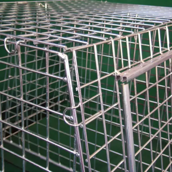 Seitenteile mit Schnellverschluss an maßgefertigter Hundebox