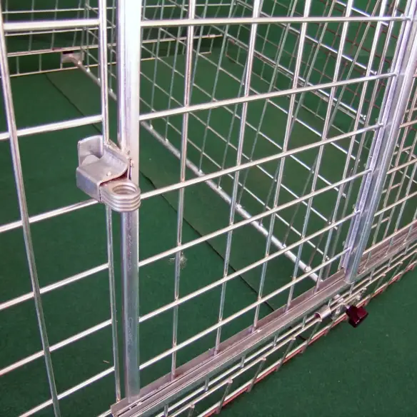 Türverriegelung an maßgefertigter Hundetransportbox fürs Auto