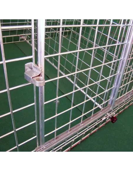 Türverriegelung an maßgefertigter Hundetransportbox fürs Auto