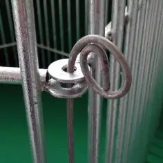 Einzelelement des Welpenauslaufs aus verzinkten Gitterstäben 2
