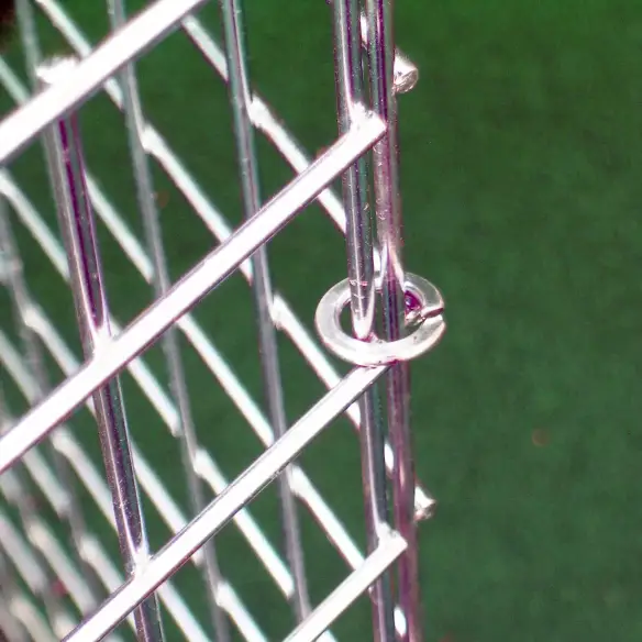 Befestigung der Paneele am Welpenauslauf aus verzinktem Gitterdraht