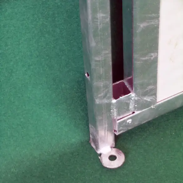 Bodenbefestigung der Trennwand für Hundegehege