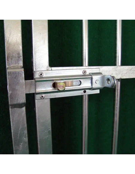 Türverriegelung mit Riegel am Hundezaun aus Rohrstäben