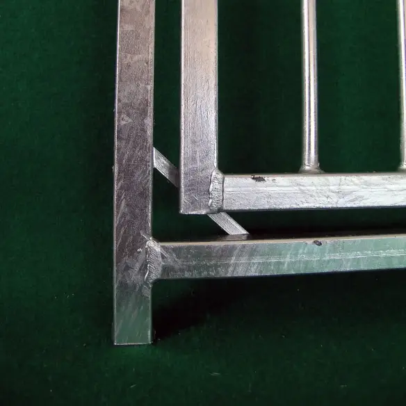 Türstopper für Hundezaun aus Rohrstäben