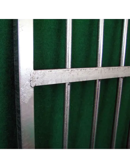 Detailansicht des Paneels aus Rohrstäben für Hundegehege