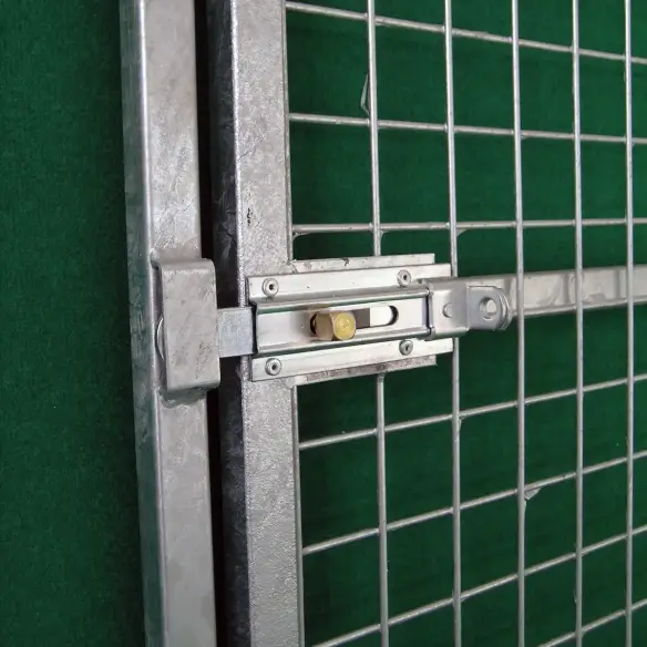 Türverriegelung mit Riegel am Hundezaun aus Gitterelement
