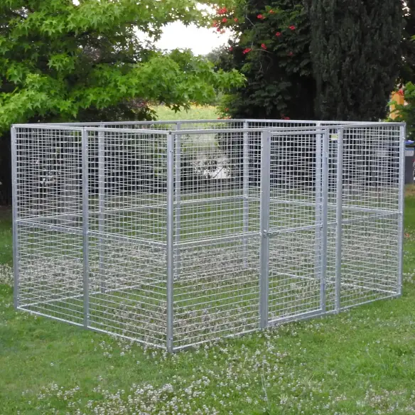 Komplettes Hundegehege aus Gitterelementen mit Türen