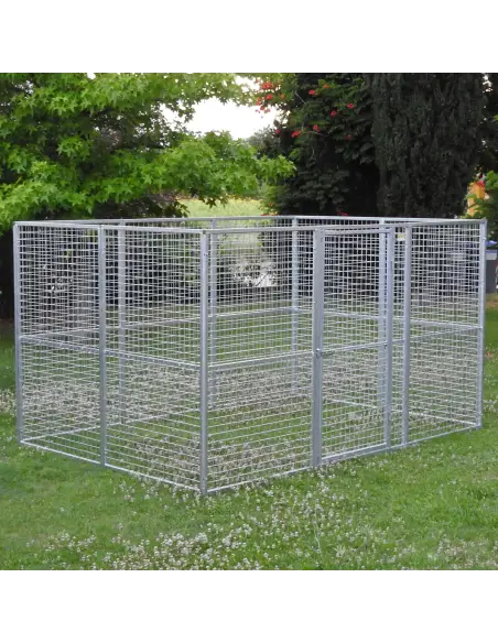Komplettes Hundegehege aus Gitterelementen mit Türen