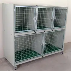 Tierkäfig für Hunde und Katzen beim Tierarzt