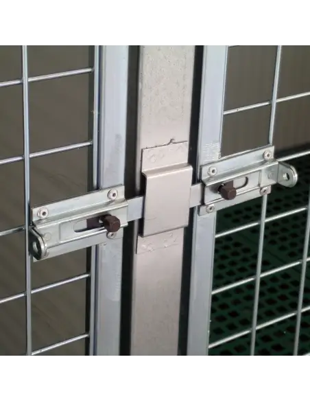 Tür des Tierkäfigs für Hunde und Katzen beim Tierarzt