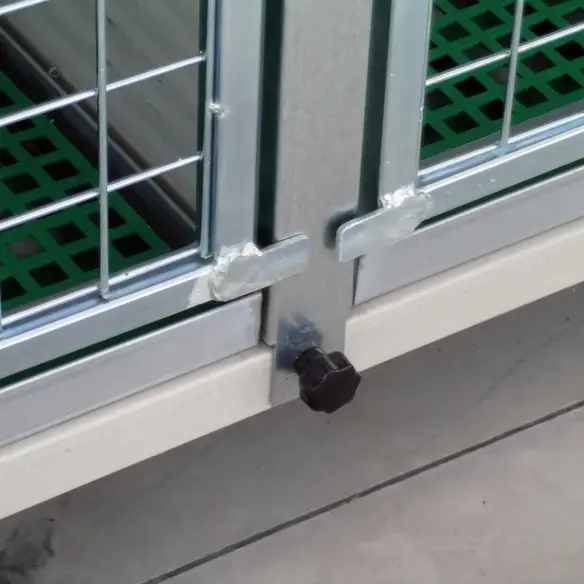 Herausnehmbare Trennwand im Tierkäfig für Hunde und Katzen