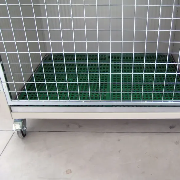 Boden mit Gitterrost und herausziehbarer Auffangwanne im Tierkäfig