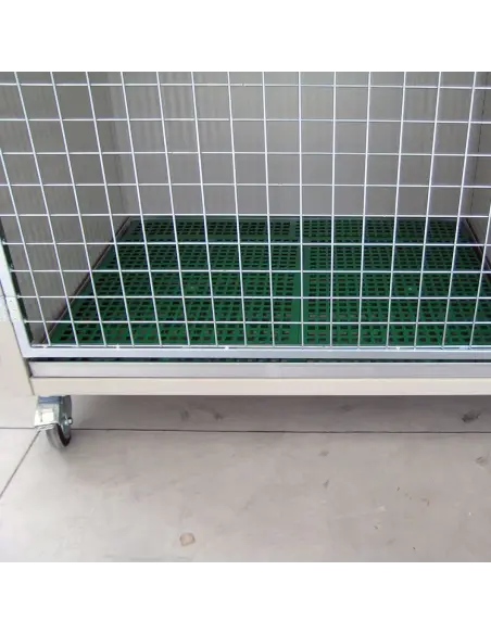 Boden mit Gitterrost und herausziehbarer Auffangwanne im Tierkäfig