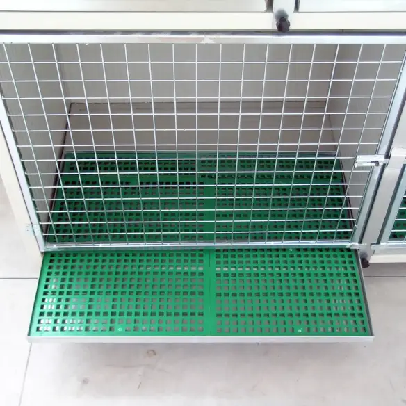 Boden mit Gitterrost und herausziehbarer Auffangwanne im Tierkäfig