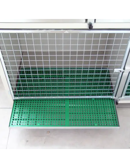Boden mit Gitterrost und herausziehbarer Auffangwanne im Tierkäfig