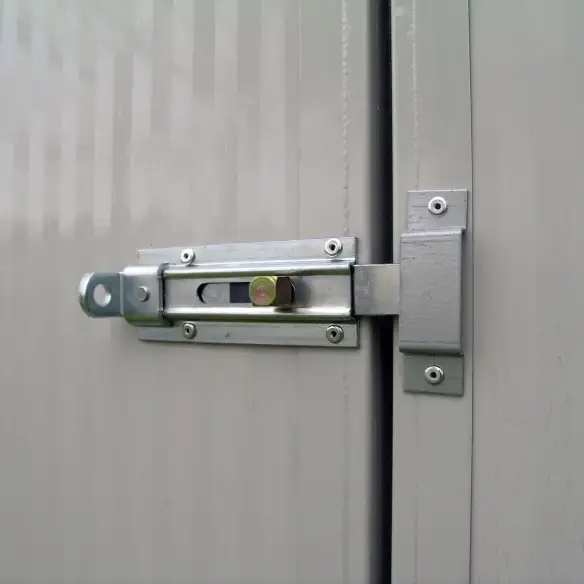 Tür mit Vorhängeschloss-Halter an der Hundehütte Modell Great Dane