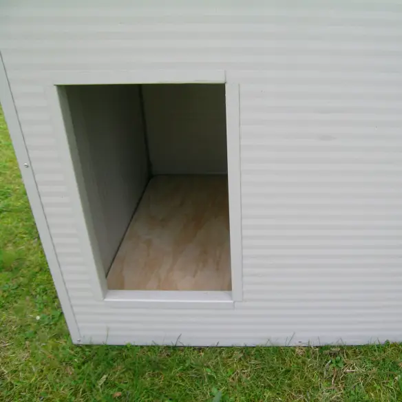 Eingang der isolierten Hundehütte XXL für große Hunde