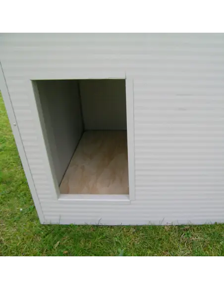 Eingang der isolierten Hundehütte XXL für große Hunde Eingang der isolierten Hundehütte XXL für große Hunde