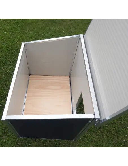 Innenraum der isolierten Hundehütte XXL für große Hunde Innenraum der isolierten Hundehütte XXL für große Hunde
