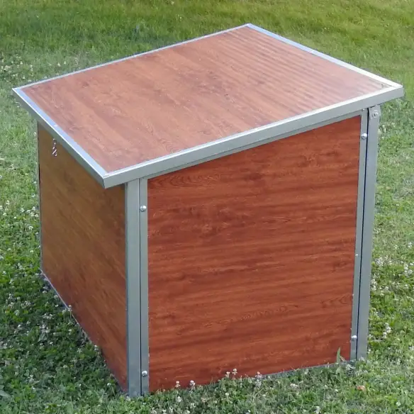 Rückseite der isolierten Hundehütte XXL für große Hunde