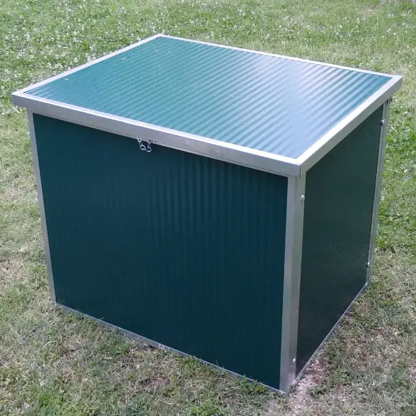 Rückseite der isolierten Hundehütte für kleine und mittelgroße Hunde