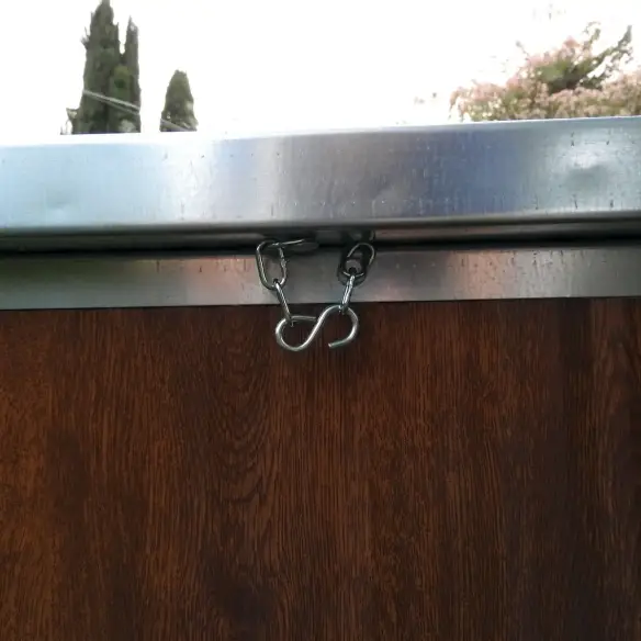 Dach der isolierten Hundehütte für kleine und mittelgroße Hunde