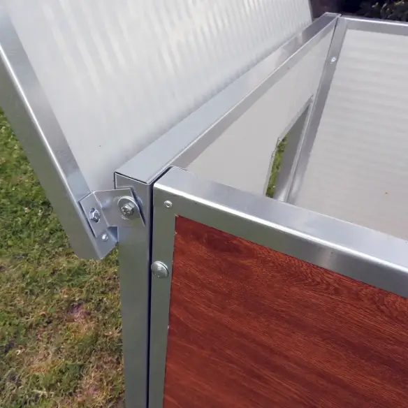 Dach der isolierten Hundehütte für kleine und mittelgroße Hunde