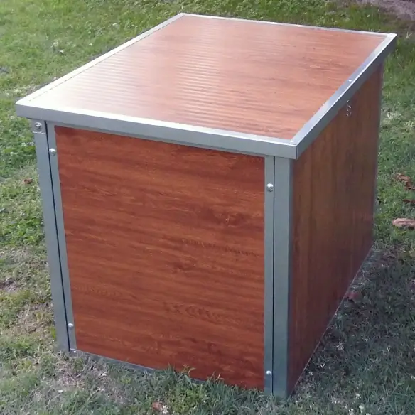 Rückseite der isolierten Hundehütte für kleine und mittelgroße Hunde