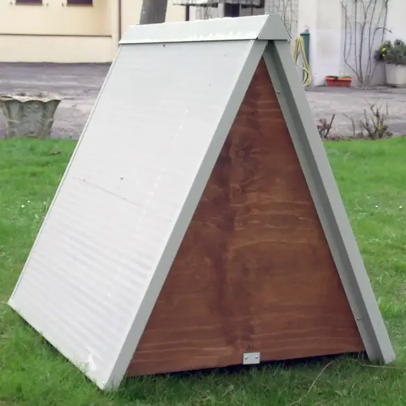 Rückseite der isolierten Hundehütte Modell Shepherd