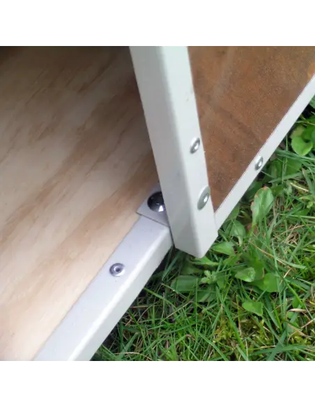 Eingang der isolierten Hundehütte Modell Shepherd