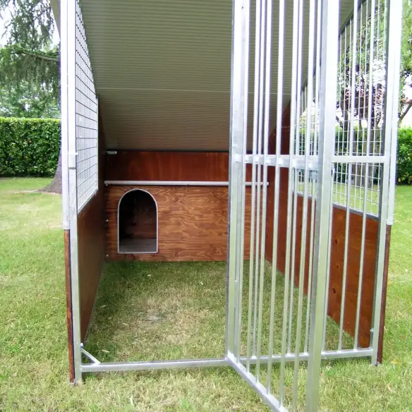 Innenraum des Hundezwingers Modell Labrador