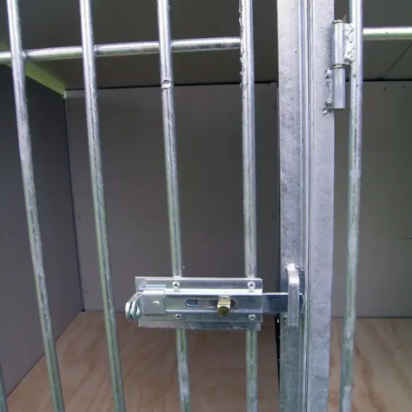 Eingangstür des Hundezwingers Modell Hundetrainer