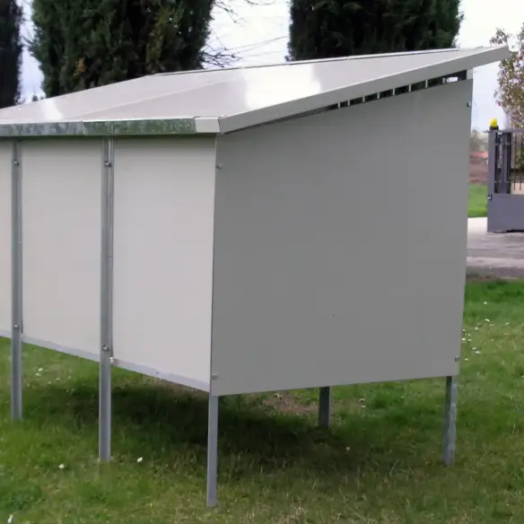 Rückseite des Hundezwingers Modell Hundetrainer