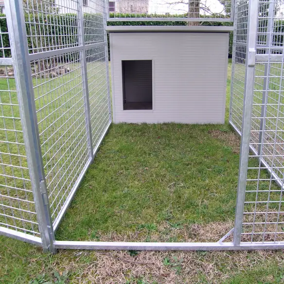 Eingang des Hundezwingers Eco mit Hundehütte Dobermann