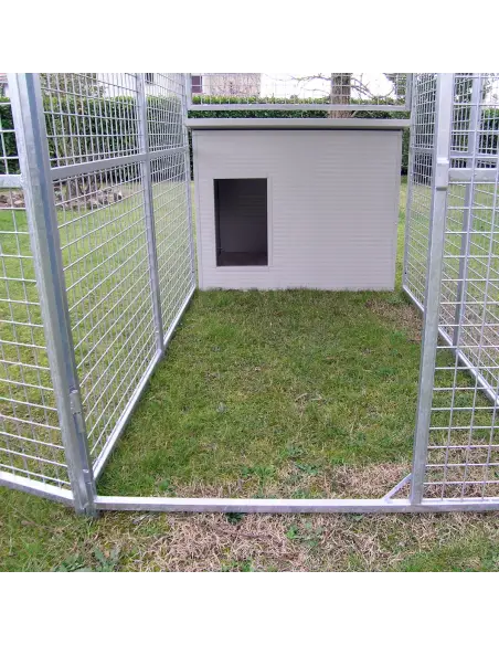 Eingang des Hundezwingers Eco mit Hundehütte Dobermann