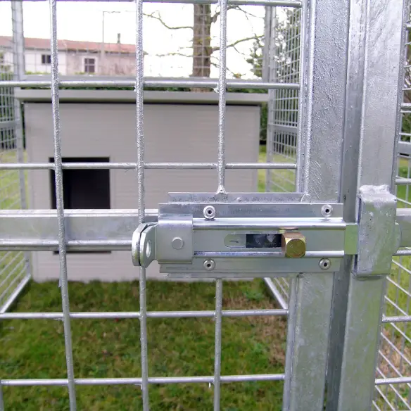Tür mit Vorhängeschloss-Halter am Hundezwinger Eco mit Hundehütte Dobermann