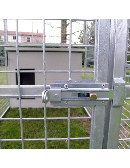 Tür mit Vorhängeschloss-Halter am Hundezwinger Eco mit Hundehütte Dobermann