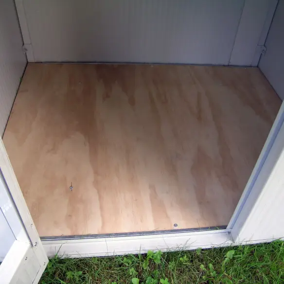 Innenraum des Hundezwingers Modell Modular mit erhöhter Holzplattform