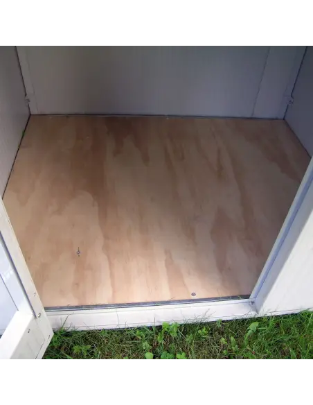 Innenraum des Hundezwingers Modell Modular mit erhöhter Holzplattform Innenraum des Hundezwingers Modell Modular mit erhöhter Holzplattform