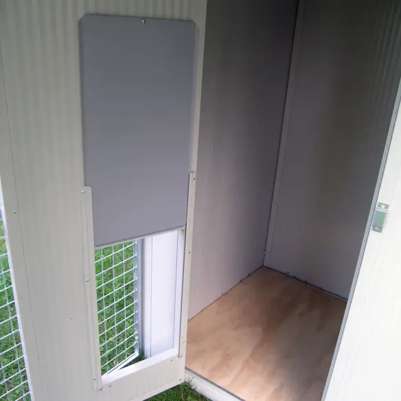 Innenraum des Hundezwingers Modell Modular mit erhöhter Holzplattform