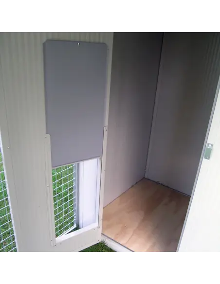 Innenraum des Hundezwingers Modell Modular mit erhöhter Holzplattform Innenraum des Hundezwingers Modell Modular mit erhöhter Holzplattform